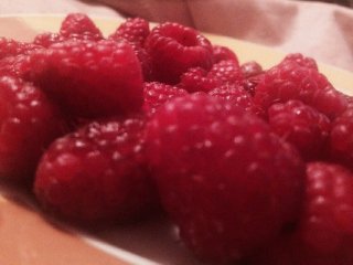 Моя жизнь малиною зовётся Моя жизнь малиною зовётся