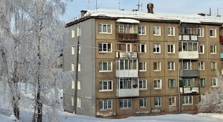 Вверху, на пятом этаже